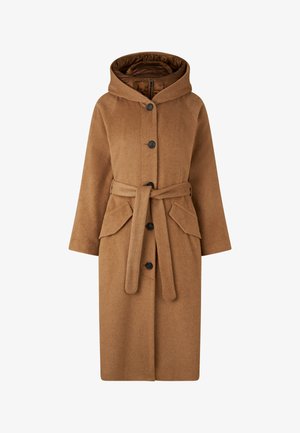 Manteau long marron à capuche avec boutons noirs, taille ceinturée, deux poches à rabat sur le devant, et doublure intérieure matelassée visible dans la capuche.