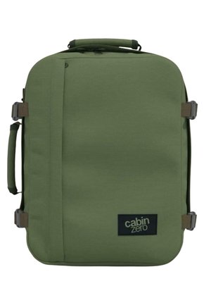Suorakulmainen oliivinvihreä matkustamolaukku, jossa on ylä- ja sivukahvat, sivusoljet ja "cabin zero" -logopatch edessä alhaalla oikeassa kulmassa.