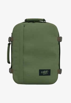 Suorakulmainen oliivinvihreä matkustamolaukku, jossa on ylä- ja sivukahvat, sivusoljet ja "cabin zero" -logopatch edessä alhaalla oikeassa kulmassa.