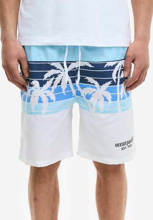 Męskie kąpielówki w niebiesko-biały wzór palm oraz z napisem "ocean pacific EST. 1972" na dolnej prawej nogawce.