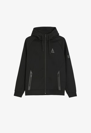 Czarna bluza z kapturem na zamek błyskawiczny, z regulowanym kapturem, dwoma zasuwanymi kieszeniami po bokach i małym logo na lewej piersi oraz na łatce na rękawie.