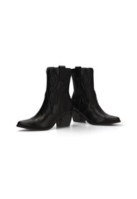 Botas de vaquero de cuero negro con punteras afiladas y un tacón grueso. Cuentan con patrones texturizados en los caños y tiradores laterales.