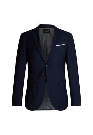 Blazer da uomo blu navy con revers a incavo, due bottoni, tasche con patta e un fazzoletto bianco nel taschino sinistro sul petto.