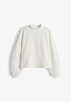 Weißer, strukturierter Pullover mit hohem, rundem Ausschnitt und langen Ärmeln. Kurz geschnitten, weicher Stoff und kastige Silhouette.