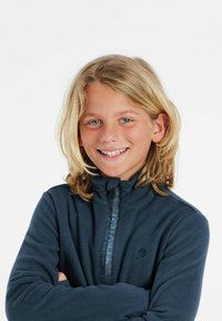 Mörkblå fleecejacka med hög krage, dragkedja i halsen och logodetalj. Mjuk textur och avslappnad passform, perfekt för vardagsbruk.