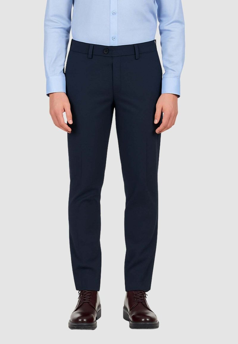 Pantaloni da abito blu con vestibilità slim, realizzati in un tessuto liscio. Presentano una vita piatta, passanti per la cintura e una chiusura con un singolo bottone.