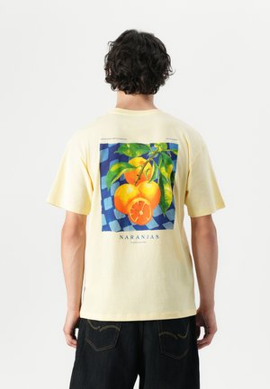 Jack & Jones JORNARANJAS TEE CREW NECK - Marškinėliai su spaudiniu - double cream