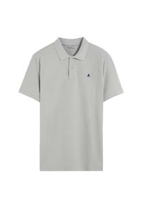 Polo de color gris claro hecho de algodón, con un cuello clásico, tapeta de dos botones y un pequeño logo de calavera en navy en el lado izquierdo del pecho.