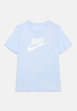 Világoskék, rövid ujjú Nike póló, fehér Nike logóval és swoosh grafikával a mellkas közepén.