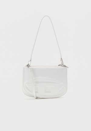 Sac d'épaule en cuir blanc avec un design incurvé, fermeture éclair, ferrures argentées et motif embossé à l'avant. Bandoulière réglable incluse.