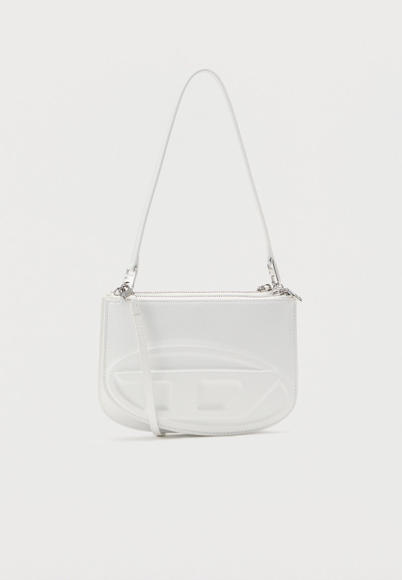 Λευκή δερμάτινη τσάντα ώμου με καμπυλωτό σχέδιο, κλείσιμο με φερμουάρ, ασημένια εξαρτήματα και ανάγλυφο σχέδιο στην πρόσοψη. Περιλαμβάνεται ρυθμιζόμενο λουρί.