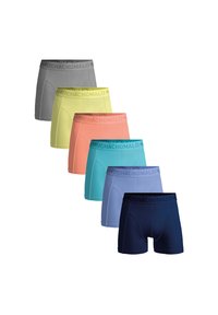 Set med sex herrboxershorts i varierande färger: grå, gul, korall, aqua, ljusblå och marinblå. Mjuk tyg med elastiskt svart midjeband.