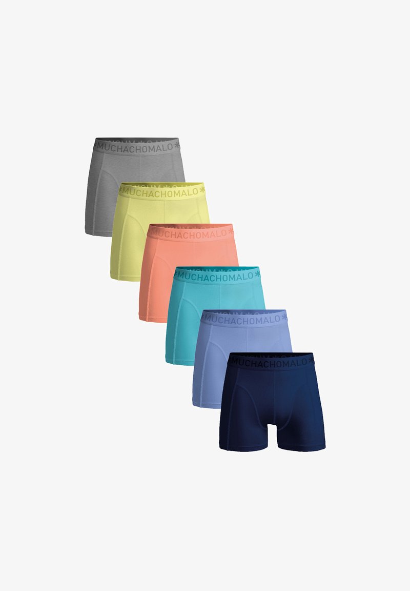 Set med sex herrboxershorts i varierande färger: grå, gul, korall, aqua, ljusblå och marinblå. Mjuk tyg med elastiskt svart midjeband.