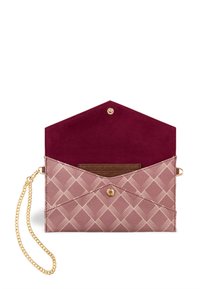 Pochette de couleur rose clair avec une texture en diamant. Dotée d'un intérieur bordeaux, d'une fermeture à bouton doré et d'une bandoulière en chaîne dorée.