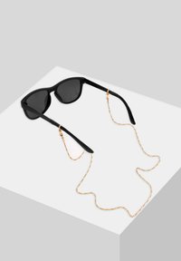 Occhiali da sole neri con una montatura elegante e angolare e lenti scure, collegati da una catena dorata per una maggiore praticità.