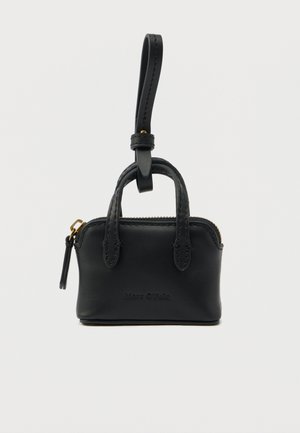 Malá černá kožená kabelka s dvojitými uchy, zapínáním na zip a odnímatelným popruhem. Na přední straně je vyražené logo.