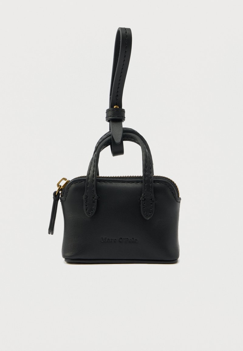 Mala pequena em pele preta com alças duplas, fecho de correr e uma alça destacável. Apresenta logótipo em relevo na parte frontal.