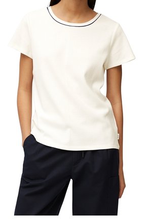 Top corto bianco a maniche corte con tessuto testurizzato, caratterizzato da un collo a giro con un rifinitura scura a contrasto. Vestibilità casual abbinata a pantaloni blu navy.