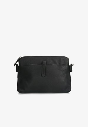 Clutch in pelle nera con finitura testurizzata, chiusura con zip e un accento a strappo frontale. Forma rettangolare compatta adatta per gli essenziali.