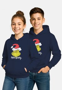 Felpe con cappuccio blu navy con tasca frontale presentano una grafica del Grinch con un cappello da Babbo Natale, accompagnata dal testo "Feelin' Grinchy" sotto.