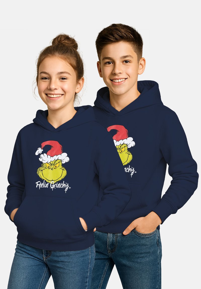 Felpe con cappuccio blu navy con tasca frontale presentano una grafica del Grinch con un cappello da Babbo Natale, accompagnata dal testo "Feelin' Grinchy" sotto.