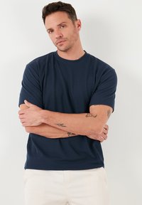 REGULAR FIT - Basic T-shirt - indigo