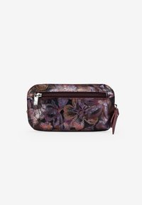 Pequeña bolsa rectangular de patrón floral oscuro con bolsillo frontal con cremallera y tirador de cremallera de cuero sobre un fondo liso.