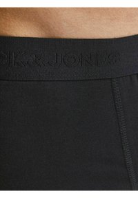 Schwarze Baumwoll-Boxershorts mit einem strukturierten, elastischen Bund, der das eingestempelte "Jack & Jones"-Logo trägt. Mit sauberen Nähten und einer glatten Oberfläche.
