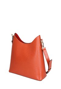 Borsa a mano in pelle arancione con superficie texture, parte superiore curva e tracolla rimovibile. Presenta hardware dorato e una silhouette elegante.