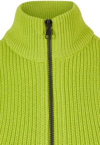 Sudadera de punto verde con cremallera, cuello alto y cremallera negra, con un patrón texturizado y diseño acanalado en toda la prenda.