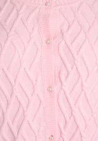 Světle růžový pletený cardigan s diamantovým vzorem z kabelů, žebrovaným límcem a šesti perlovými knoflíky na přední straně. Silná, strukturovaná látka.