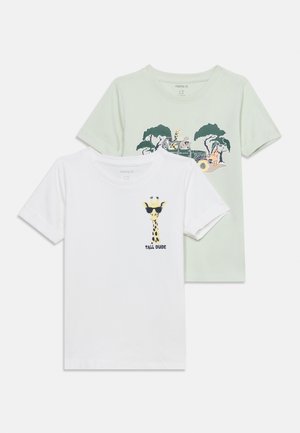 Deux t-shirts pour enfants à manches courtes ; blanc avec une girafe portant des lunettes de soleil et le texte « TALL DUDE », vert clair avec un véhicule de safari et un motif d'animaux.