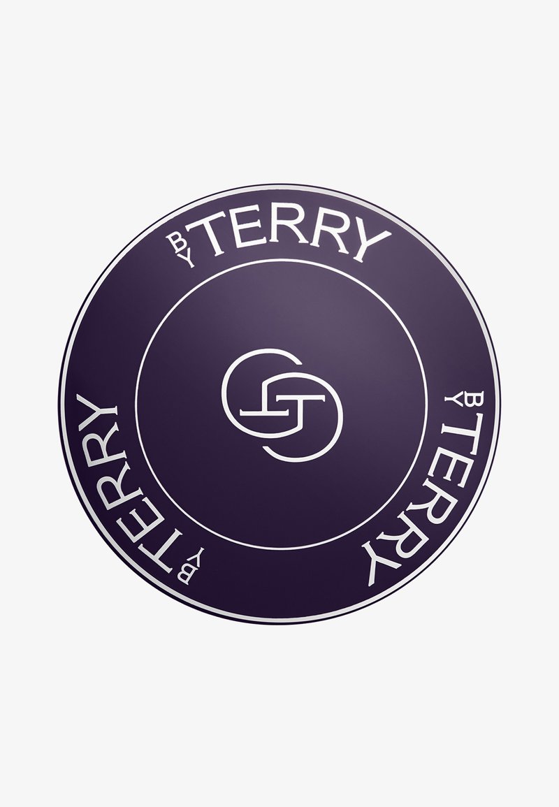 Dunkellila rundes Logo mit weißem Text "BY TERRY", der am Rand wiederholt wird, und zwei ineinandergreifenden stilisierten Buchstaben "T" in der Mitte.