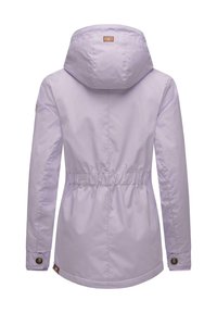 Licht lavendelkleurige jas met een cinched taille, een capuchon en een gladde textuur. Beschikt over een klein logo-opdruk op de bovenrug en knoopsluitingen op de mouwen.