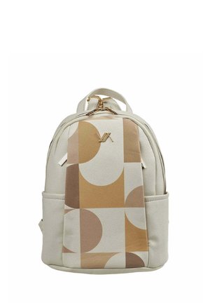 Mochila pequeña beige con patrón geométrico marrón y tostado en el bolsillo frontal, cremallera dorada y logotipo dorado "VX".