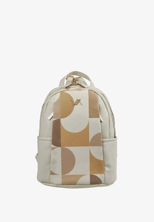Mochila pequeña beige con patrón geométrico marrón y tostado en el bolsillo frontal, cremallera dorada y logotipo dorado "VX".