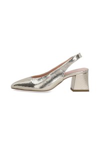 Metallisch silberner Slingback-Schuh mit einer spitzen Zehenpartie, strukturiertem Schlangenprint und einem mittelhohen Blockabsatz. Glatte Innenauskleidung.