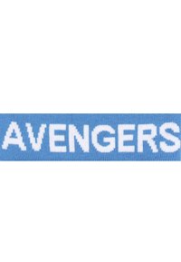 Tessuto azzurro chiaro con la scritta "AVENGERS" in grassetto, colore bianco. Il materiale ha una texture liscia con un aspetto lavorato a maglia.