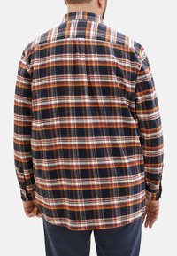 Karierte Flanellhemden mit Navy-, Orange- und Weißmustern. Hat lange Ärmel, einen spitzen Kragen und geknöpfte Manschetten. Weiche Textur.