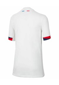 Polo à manches courtes blanc avec des accents bleu et rouge sur les poignets et une petite bande bleu, blanc et rouge au dos du col.