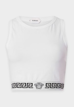 Weißes kurzes Tanktop mit schwarzem griechischem Schlüsselmuster und Medusa-Kopf-Logo am unteren Bund, innen am Ausschnitt mit Versace beschriftet.