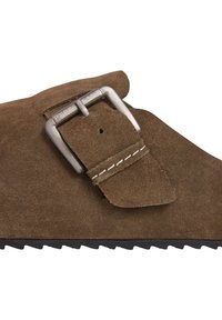 Smeđe nubuk cipele sa srebrnom kopčom graviranom "PEPE JEANS" i bijelim šavom na remenu, s crnim rebrastim đonom.