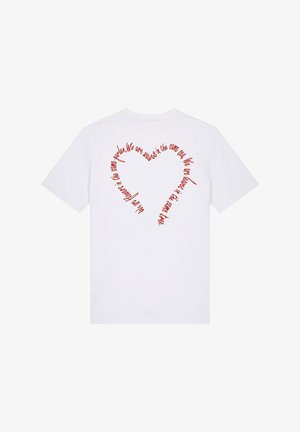 Balta marškinėliai su raudona apvalia tekstine dizainu ant nugaros, primenančiu širdies formą ir ranka rašytą stilių. Minkšta medvilnės medžiaga.