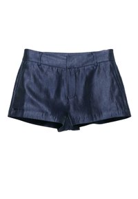 Pantaloni scurți bleumarin realizați dintr-un material neted, cu talie ajustată, două buzunare frontale și tiv drept. Fără ornamente vizibile.