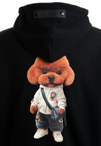 Sudadera negra con un gráfico vívido de un perro de peluche que lleva una sudadera blanca y pantalones cortos, con texturas y acentos detallados en la ropa.