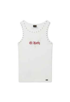 Camiseta sin mangas blanca con ribetes y tachuelas plateadas a lo largo del escote y las sisas, texto rojo "Ed Hardy" y un gráfico tenue de mariposa en el pecho.
