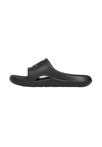 Svart slidesandal med formad ovandel, öppen tå och ventilationshål på sidorna. Tillverkad av slät plast med en texturerad sula.