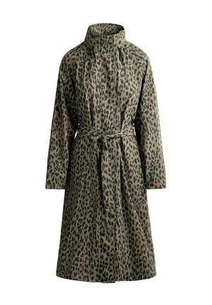 Dlhý kabát so vzorom leopardej srsti, vysokým golierom, dlhými rukávmi a látkovým opaskom previazaným v páse.