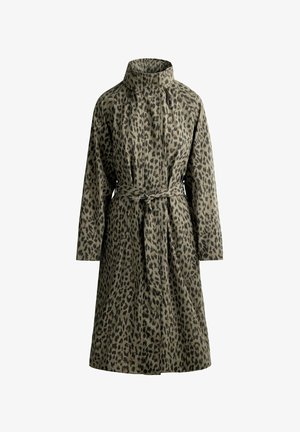 Lange jas met luipaardprint, hoge kraag, lange mouwen en een stoffen ceintuur die in de taille is gestrikt.