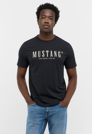 Mustang STYLE AUSTIN - Nyomott mintás póló - schwarz